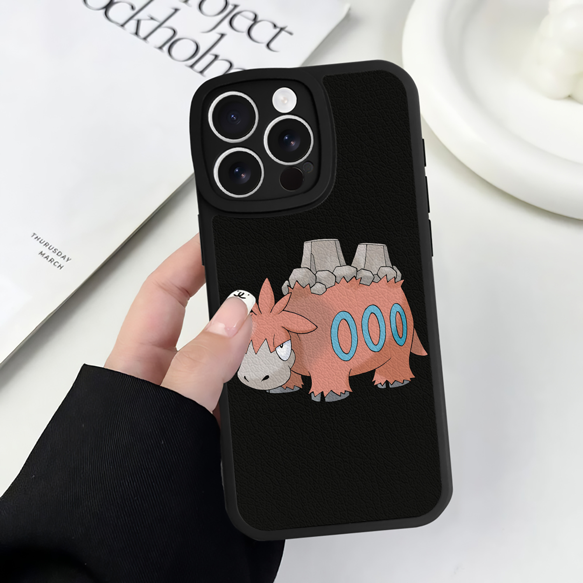 （画像用） ポケットモンスター Pokémon 【iPhone 16シリーズ対応】シリコンスマホケース（レザー調） 材質：シリコン